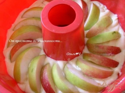 Яблоки нарезать дольками, сбрызнуть лимонным соком. В форму выложить примерно чуть больше трети теста, разложить дольки яблок (примерно половину).