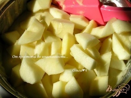 Яблоки очистить от кожуры, нарезать кусочками, добавить в тесто.