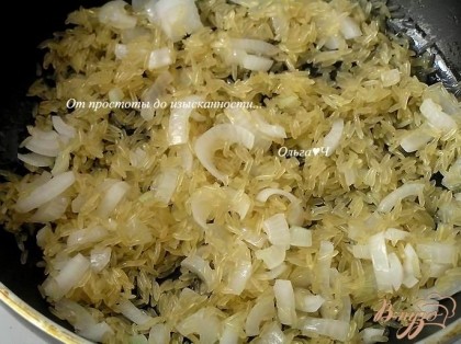 А пока приготовить рис. На растительном масле обжарить оставшийся лук и чеснок до мягкости, всыпать рис, готовить, помешивая, пока рис не станет прозрачным.