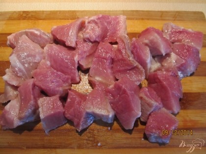 Мясо помыть и нарезать на небольшие кусочки.
