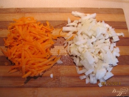 Лук порезать кубиками, морковь натереть на крупной терке.