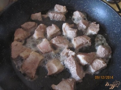 На горячую сковороду с растительным маслом выложить мясо и обжаривать до бледно-коричневого цвета.