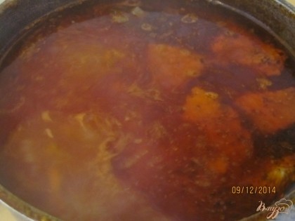 Когда вода закипит, снять шум и добавить томатную пасту. Досолить при необходимости. Тушить на слабом огне под закрытой крышкой минут 40-50 в зависимоти от мяса.