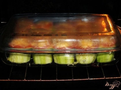 Запекать в горячей духовке при t-200* до готовности (30-40 минут).