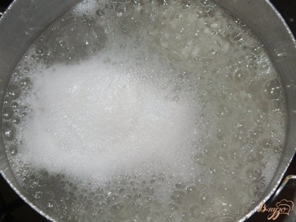 В кастрюле заливаем рис одним литром воды. Доводим до кипения и варим на среднем огне 5 минут.