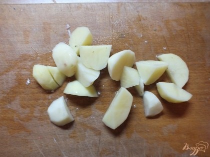 Нарезаем крупно картофель, моем. Ставим варится.