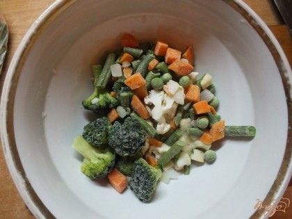 Добавляем остальные овощи, фасоль режем на три части по длине. Морковь - кубиками. У меня овощи все были мороженные.
