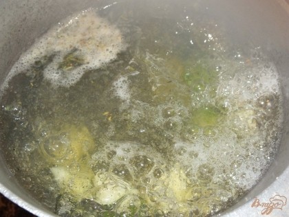 Кладем овощи в суп через 7 мин после картошки. Варим до готовности картофеля посолив по вкусу.