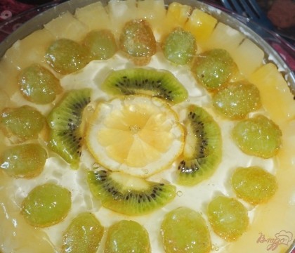 Вытаскиваем творожный торт из холодильника и сверху аккуратно укладываем засахаренные фрукты в любой последовательности, можно сделать узоры.