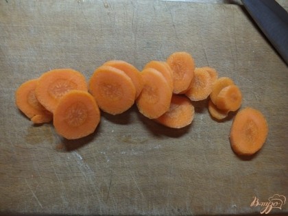 Морковь чистим и нарезаем толстыми кружочками.