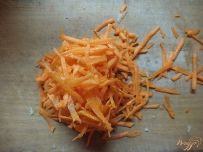 Натираем так же на крупной терке морковку, смешиваем с дайконом.