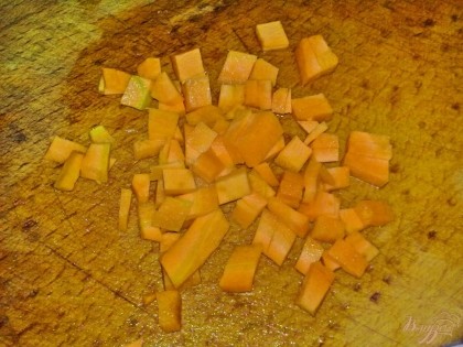 Морковь очистить, помыть и нарезать кубиками. Посолите.