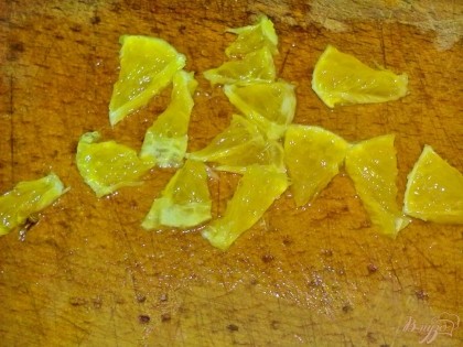Апельсин помыть и очистить. Нарезать ломтиками.