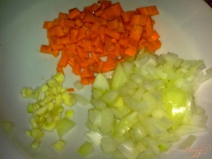 Морковь, лук и чеснок очистить и помыть.Нарезать овощи кубиками.