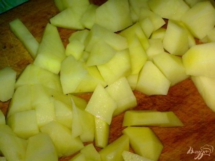 Картофель очистить, помыть и нарезать крупными кубиками.
