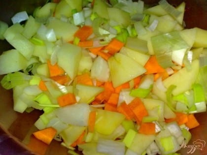 Смешайте картофель, морковь, дайкон и лук-порей. Добавьте куркуму, посолите и поперчите.
