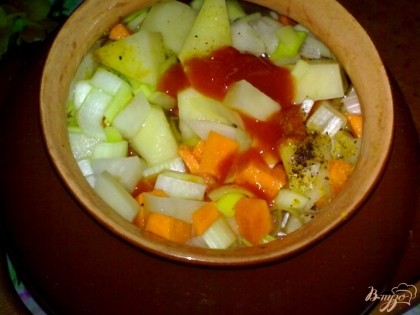 В горшочек налейте растительное масло. Выложите овощи. Добавьте кетчуп и залейте водой. Поставьте в духовку на 50 минут при 170С.