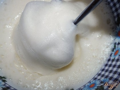 3. Печем бисквит. Яичные белки отделить от желтков и взбить в пену с половиной сахара