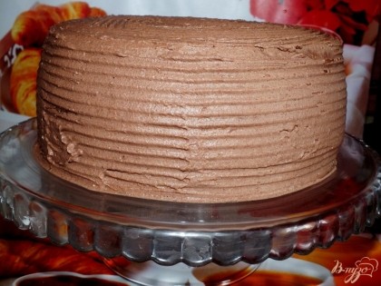 14. Обмазать весь торт отложенным коричневым кремом, выровнять.
