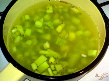Затем желатин смешайте с зеленым чаем, добавьте сахар, мак и киви. Поставьте на огонь и доведите до кипения.