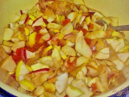 Яблоки помыть, удалить сердцевину и нарезать ломтиками. Если хотите, кожуру можно снять.Добавьте папайю к яблокам, присыпьте сахаром и оставьте на 3 часа. Периодически перемешивайте.