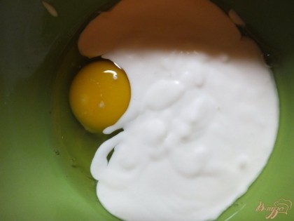 Смешиваем яйцо, сметану, майонез, взбиваем, солим по вкусу.