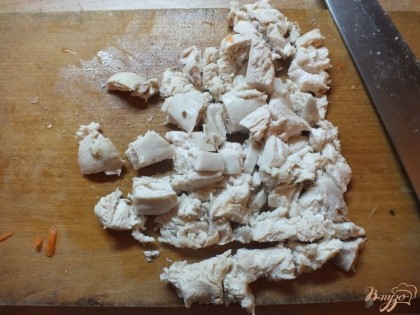 Вынимаем готовое куриное филе, нарезаем на кубиками. В кипящий бульон кладем морковь и лук, варим 5 мин, добавляем дайкон и курицу, солим по вкусу. Варим 4 мин.