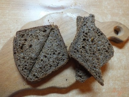 Черный хлеб делим пополам и запекаем до хрустящей корочки.