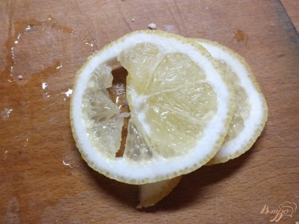 Лимон режем дольками. Пангасиуса натираем солью и перцем.