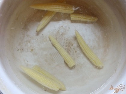Сначала варим кукурузу - 10 мин.