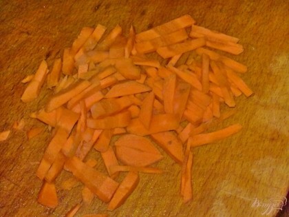 Морковь очистите, помойте и нарежьте соломкой или брусочками.