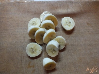 Банан чистим и нарезаем кружочками.