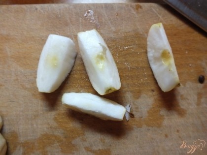 Дольками нарезаем яблоками, лучше не очищая.
