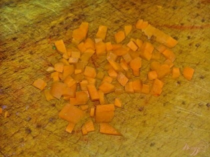 Морковь очистить, помыть и нарезать кубиками. Можно немного поперчить.