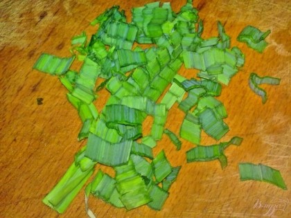 Нам нужна только зеленая часть лука-порея. Лук-порей помыть. Нарезать кубиками или соломкой.