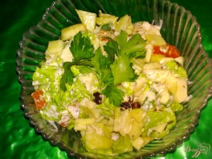 Готово! Сухофрукты, салат и лук-порей добавьте к капусте. Заправьте майонезом и добавьте чабер.