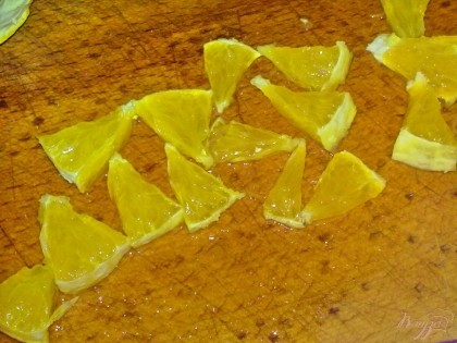 Апельсин помыть и очистить. Мякоть нарезать ломтиками.