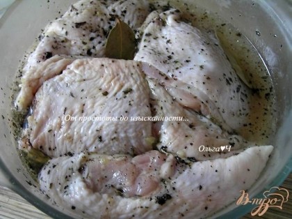 Куски курицы посолить, поперчить, выложить в удобную емкость. Залить вином, смешанным с коричневым сахаром. Добавить лавровые листы. Мариновать не менее 2х часов.