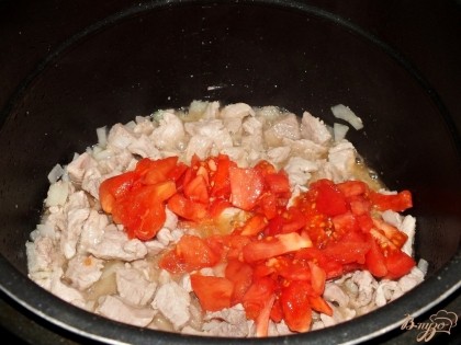 В мясо добавляю лук, следом нарезанный помидор, размешиваю