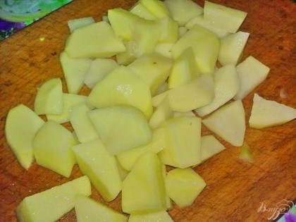 Картофель очистите, помойте и нарежьте кубиками.