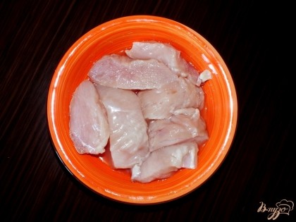 Куриное филе разрезаю на порционные кусочки