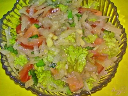 Готово! Заправьте овощи соевым соусом и поперчите. Подавайте салат к жареному мясу, птице.