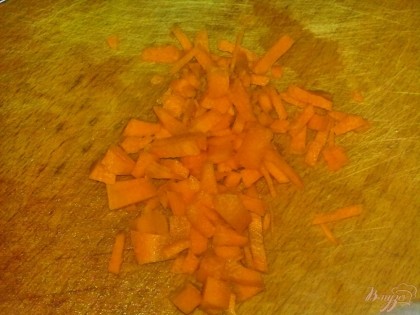 Морковь очистить, помыть и нарезать брусочками или соломкой.