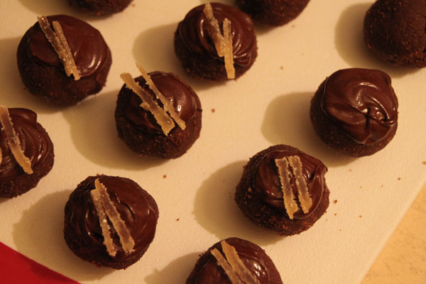 Оставшийся от приготовления теста шоколад ещё раз подогреваем до жидкого состояния. Каждое пирожное обмазываем сверху шоколадом и кладём по два кусочка нарезанных цукатов.<p>Кстати, у шоколада есть интересная особенность — если Вы хотите, чтобы поверхность пирожного блестела, покрывайте его очень горячим шоколадом. Для матового эффекта, шоколад нужно слегка остудить до тёплого состояния.