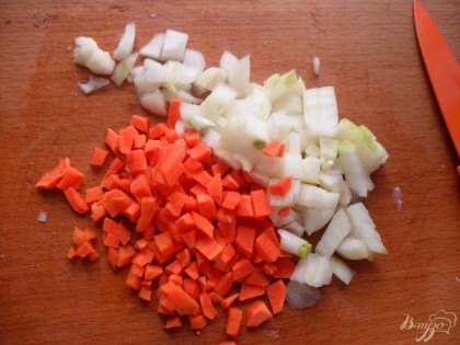 Морковку и лук мелко нарезать