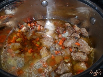 Морковку с луком поджарить на сковороде с растительным маслом, затем высыпать их в кастрюлю. Затем положить в сковороду мясо и поджарить 5 минут. затем переложить мясо в кастрюлю к овощам и залить водой. добавить соль, перец. Тушить мясо 45 минут.