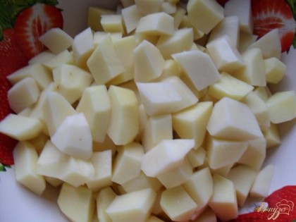 Картошку нарезать кубиками