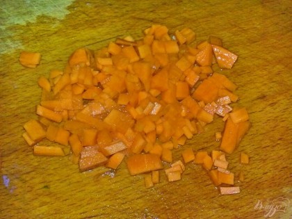 Морковь очистить, помыть и нарезать кубиками.
