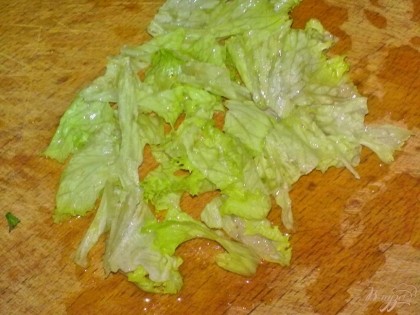 Салат помыть, воду стряхнуть, а салат нарвать.Морковь очистить, помыть и натереть на крупной терке.