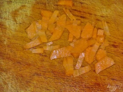 Морковь очистить, помыть и нарезать соломкой или брусочками.